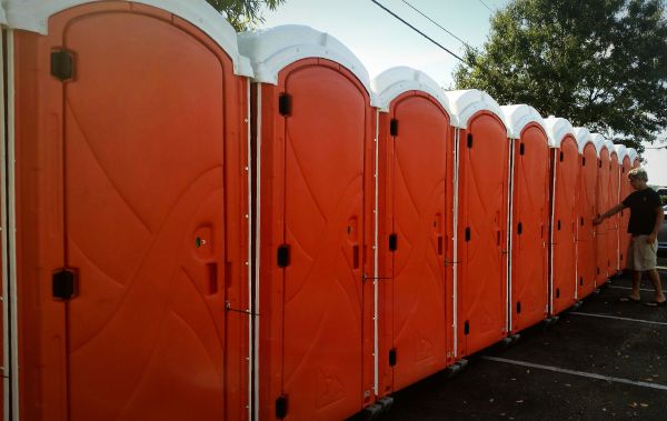 Construction porta potty on a jobsite in Ohio and the Midwest